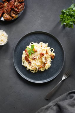 Makarna tagliatelle kurutulmuş domates ve kekik siyah. Lezzetli Akdeniz öğle yemeği.