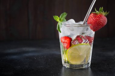 Limonata ya da mojito, limon ve çilekli cam. Yaz sağlıklı tazelik içeceği.