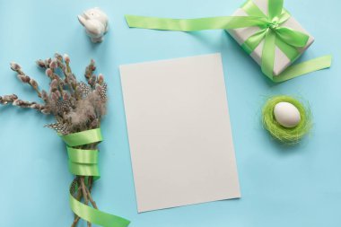 Paskalya kompozisyonu. Menü, tarif ya da davetiye için boş. Mavinin üzerinde bir grup kedi söğüdü. Metin için boşluk.