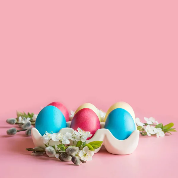 Huevos coloridos con flores de primavera en rosa. Semana Santa. De cerca. . — Foto de Stock