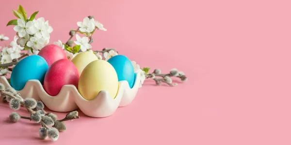 Huevos coloridos con flores de primavera en rosa. Semana Santa. De cerca. . — Foto de Stock