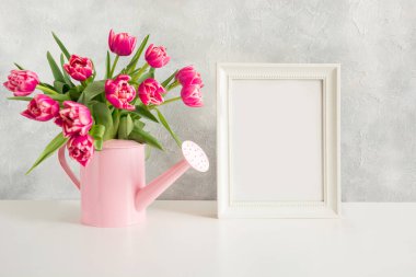 Pembe Lale ile dekoratif sulama olabilir. Bahçe kavramı.