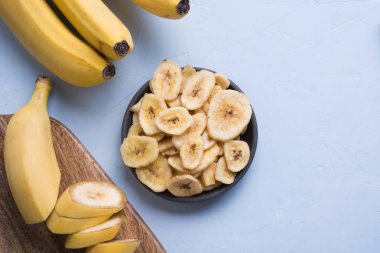 Açık arkaplanda kurumuş muz cipsi. Buradan görüntüle