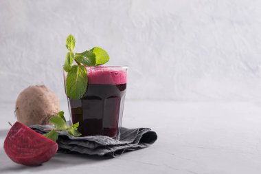 Bir bardak taze pancar suyu. Gri maydanozlu..