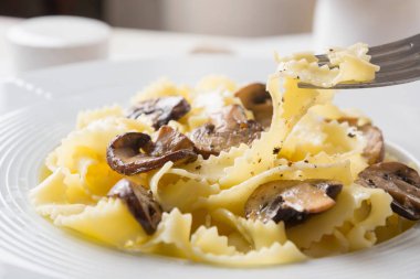 Mantarlı spagetti reginelle makarna. Lezzetli yemek..