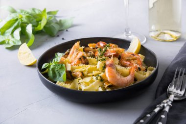 Deniz mahsullü makarna, karides, gri taş masada midye, yakın çekim. İtalyan restoranında geleneksel yemek.