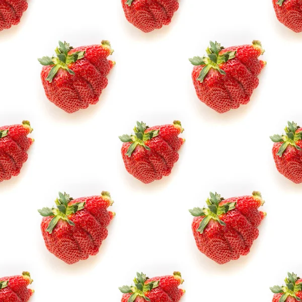 Nahtloses Muster hässlicher Bio-Erdbeere auf weißem Hintergrund. — Stockfoto