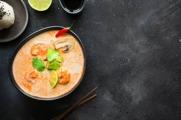 Tom ñame kung sopa tailandesa picante con camarones, mariscos, leche de coco, chile y arroz . —  Fotos de Stock