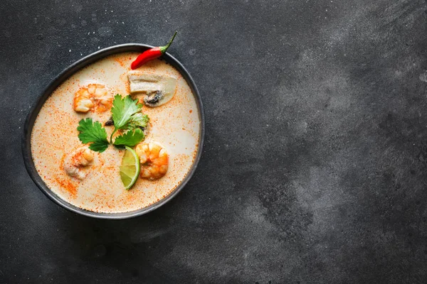 Tom yam kung würzige thailändische Suppe mit Garnelen, Meeresfrüchten, Kokosmilch, Chilipfeffer. — Stockfoto