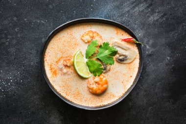 Tom yam kung baharatlı Tayland çorbası karides, deniz ürünü, hindistan cevizi sütü, kırmızı biber.