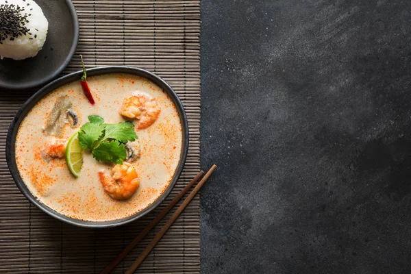 Tom ñame kung sopa tailandesa picante con camarones, mariscos, leche de coco y chile. Copiar espacio —  Fotos de Stock