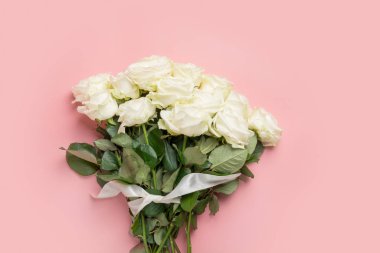 Pembe üzerine beyaz güller. Üst görünüm, alanı kopyala.