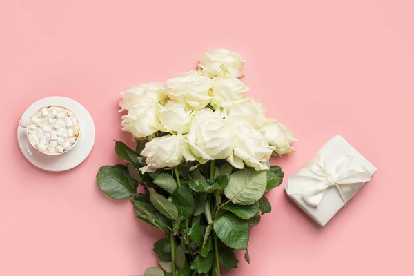 Fehér rózsa csokor rózsaszínen. Felülnézet, másolás. — Stock Fotó