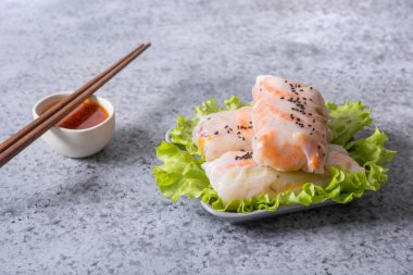 Vietnam yemekleri sebzeli börek, gri taşlı karides. Kapatın. Asya mutfağı.