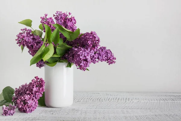 Flores lilás roxas em vaso branco. Espaço para texto . — Fotografia de Stock