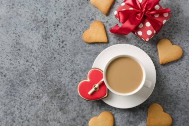 Sevgililer Günü tebrik kartı, kalp kurabiyeleri ve kahve fincanı.