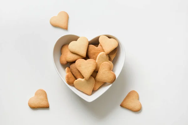 Biglietto di auguri San Valentino con biscotti a forma di cuore su bianco. Vista dall'alto . — Foto Stock