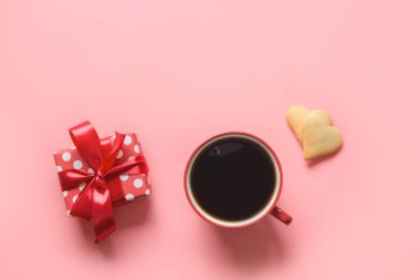 Bir fincan kahve, hediye ve kalp şeklinde bisküviler. Sevgililer günü kartı. Düz yat, boşluğu kopyala