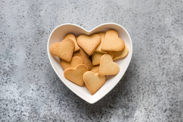 Biglietto di auguri San Valentino con biscotti a forma di cuore sul tavolo grigio in pietra . — Foto Stock