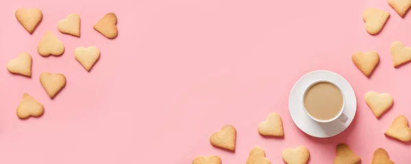 Taza de café y galletas en forma de corazón en rosa. Tarjeta de San Valentín. Colocación plana, espacio de copia . — Foto de Stock