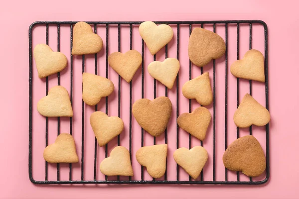Paterna di biscotti fatti in casa a forma di cuore su rosa. Posa piatta . — Foto Stock