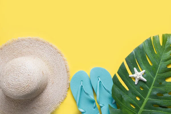 Beach straw sun hat, seashell and monstera leaves. Summer holiday background with accessories. Top view. — Stock Photo, Image