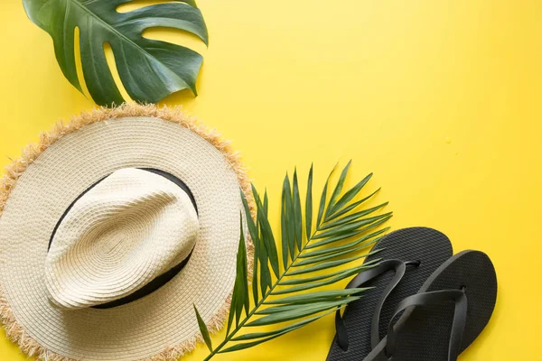 Beach straw sun hat, seashell and monstera leaves. Summer holiday background with accessories. Top view. — Stock Photo, Image