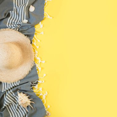 Plaj hasır şapkası, sarı arka planda deniz kabukları. Square Summer tatil geçmişi. Üst görünüm.