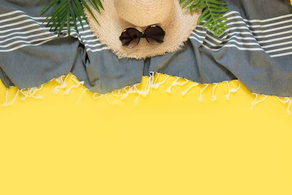 Пляжний сонячний капелюх, черепашки на жовтому тлі. Квадратний літній святковий фон. Вид зверху . — стокове фото