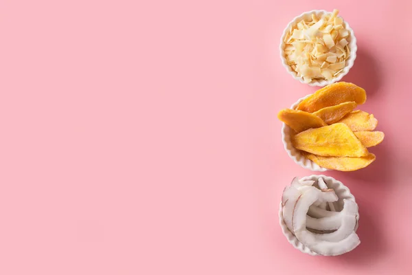 Mango Deshidratado Seco Chips Coco Tazón Blanco Sobre Rosa Vista — Foto de Stock