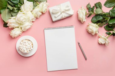 Pembe arka planda boş beyaz güller. Kopyalama alanı olan üst görünüm. Romantik mektup ya da kontrol listesi. Düğün planlama.