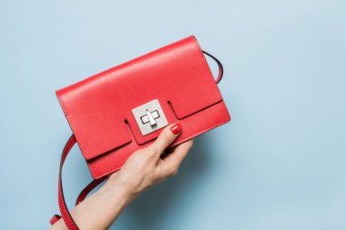 Özel randevu için kırmızı kadın debriyajı ya da mavi bayram. Düz yatıyordu. Yukarıdan görüntüle, kapat.