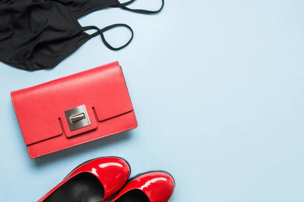 Elegante Vestido Negro Accesorios Rojos Clásicos Para Fecha Especial Asiento — Foto de Stock