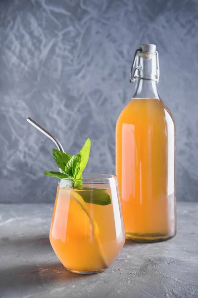 Kombucha Egészséges Ital Üvegben Üveg Körettel Menta Függőleges Formátum Szerves — Stock Fotó