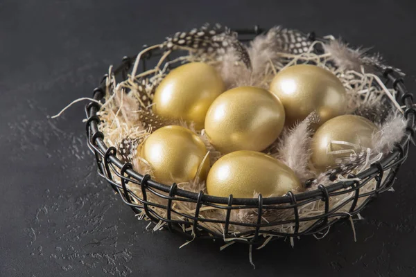 Kip Gekleurde Gouden Eieren Decoratieve Vaas Zwarte Achtergrond Pasen Donker — Stockfoto