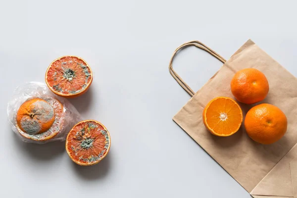 비닐봉지 봉투에 오렌지 제품을 저장하는 비교해 십시오 부정확 — 스톡 사진