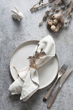 Paskalya pastel tatil masası, gri taş masada tavşanlı. Üst Manzara. Dikey bileşim.