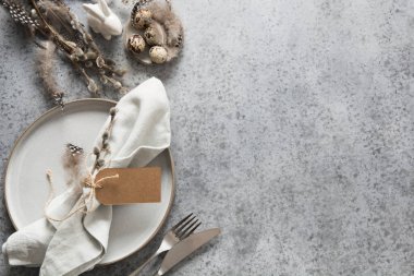 Paskalya pastel tatil masası gri taş masada. Üst Manzara. Uzayı kopyala Pankart.