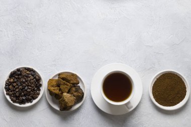 Chaga bardakta kahveyle birlikte içer. Hafif arka planda huş ağacından yapılmış sağlıklı bir karışım. Yukarıdan bak. Yatay