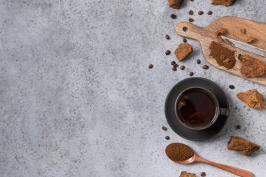 Chaga mantarı dilimleme ve sağlıklı içecek hazırlığı. Modaya uygun Rus sağlıklı huş mantarları. Yukarıdan bak. Düz yatıyordu.