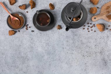 Chaga mantarı hazırlama kahvesi. Moda, sağlıklı içecek. Yukarıdan bak. Düz yatıyordu. Metin için boşluk.