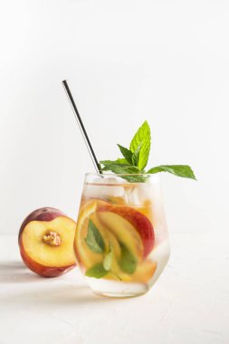 Şeftalili, şeftalili, naneli aromalı limonata. Sağlıklı yaz içkisi. Dikey yönelim.