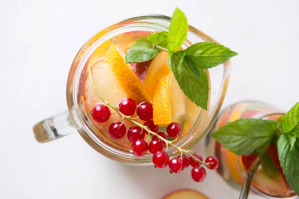 新鲜的蜜桃柠檬水在罐子装饰的浆果 薄荷白色背景 夏天喝的从上面看靠近点 — 图库照片