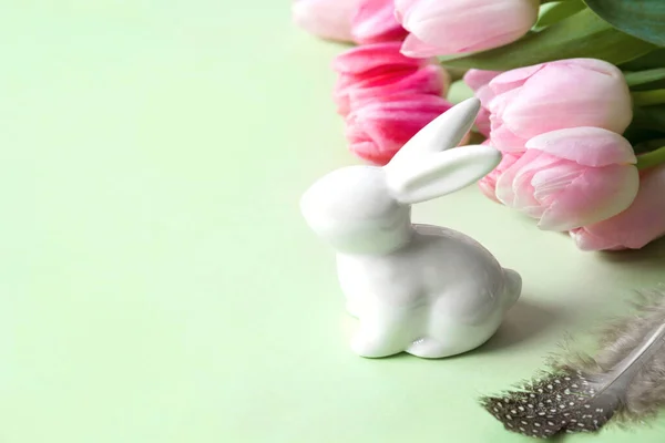 Composición Pascua Conejito Ramo Tulipanes Rosados Sobre Fondo Verde Cerca — Foto de Stock