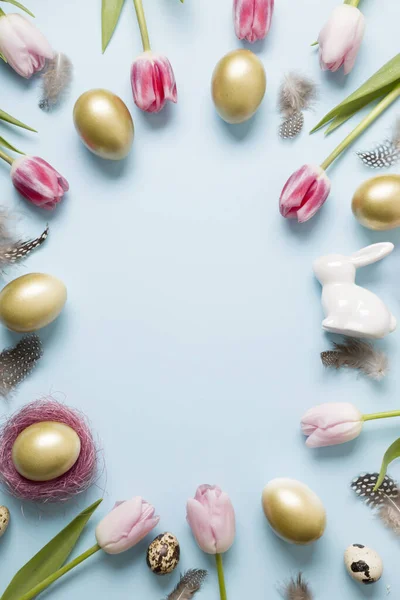 Marco Pascua Conejito Huevos Dorados Tulipanes Rosados Azul Pastel Vista — Foto de Stock