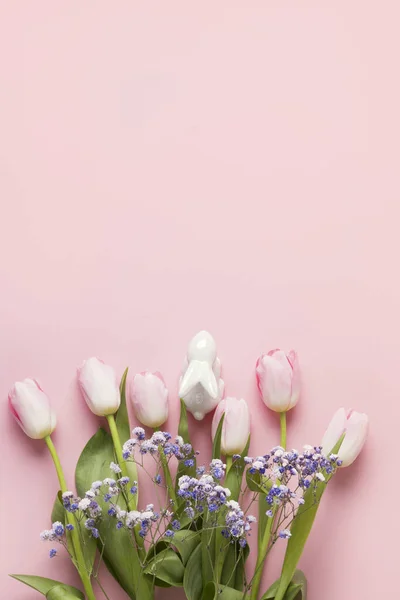 Ramo Pascua Tulipanes Rosados Conejito Sobre Fondo Rosa Vista Superior — Foto de Stock