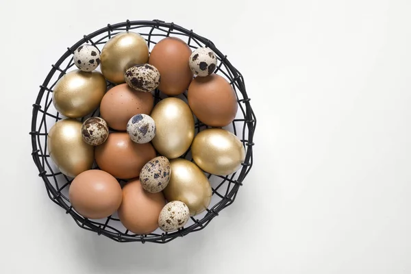 Pascua Oro Codorniz Huevos Pollo Moderno Tazón Negro Sobre Fondo — Foto de Stock
