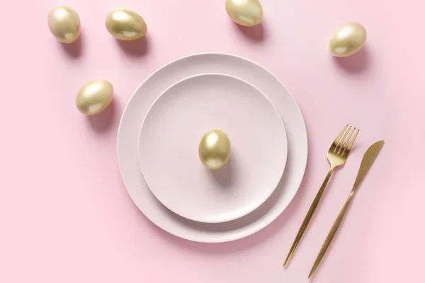 Paastabel Zetten Versierde Gouden Eieren Roze Tafel Elegantie Diner Bovenaanzicht — Stockfoto