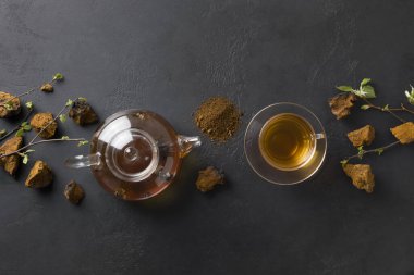 Bardakta Chaga infüzyon içeceği. Rusya 'nın sağlıklı aşılama eğilimi.