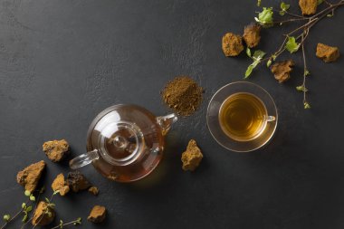 Bardakta Chaga infüzyon içeceği. Rusya 'nın sağlıklı aşılama eğilimi.